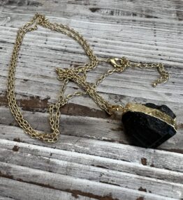 New! VACKRALIV YOGA Strength & Protect Necklace Tourmaline Long, black/gold